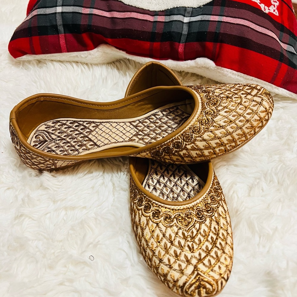 Jutti is Indian traditional footwear with a history dating back to 200BC.